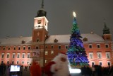 Choinka na placu Zamkowym w Warszawie. Ogromne świąteczne drzewko rozświetliło ponad 40 tysięcy światełek 