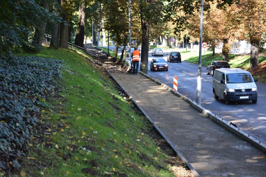 W Sandomierzu trwa budowa ścieżki rowerowej przy miejskim parku. Będą podjazdy i barierki bezpieczeństwa. Zobacz zdjęcia