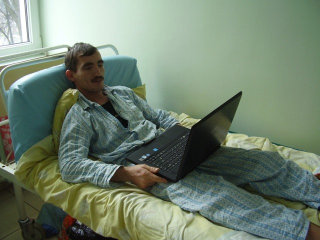 Pobyt w szpitalu Paweł wykorzystuje na przygotowanie długiego łańcucha na choinkę