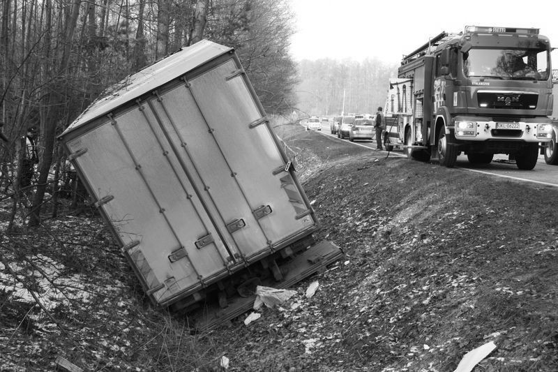 Krótko: Wypadek ciężarówki w Bąkowie. Kierowca nie żyje [ZDJĘCIA]