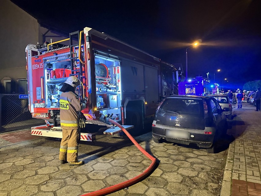 Pożar samochodu osobowego w Śremie. Pojazd znajdował się w garażu. Z ogniem walczyło kilka zastępów straży pożarnej [zdjęcia]