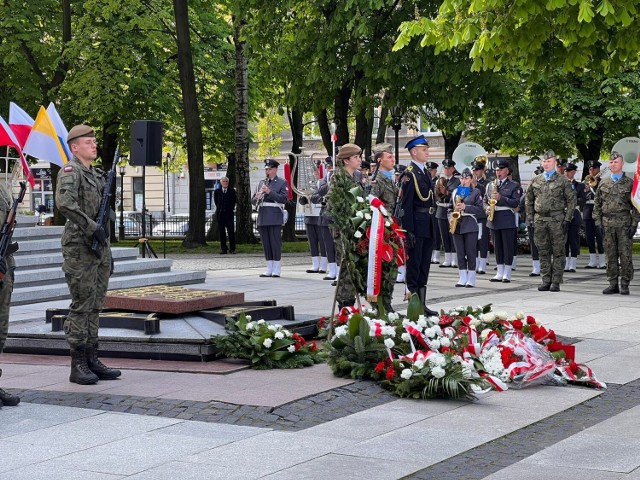 Uczestnicy rocznicowych uroczystości złożyli kwiaty na Grobie Nieznanego Żołnierza w Radomiu.