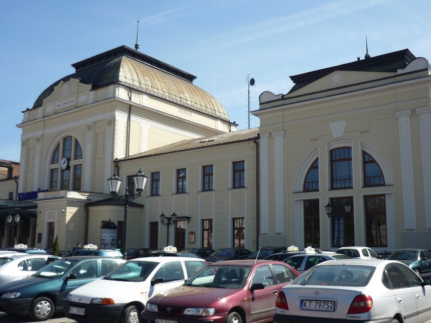 Nowe zasady pobierania opłat za parkowanie przy dworcu kolejowym w Tarnowie