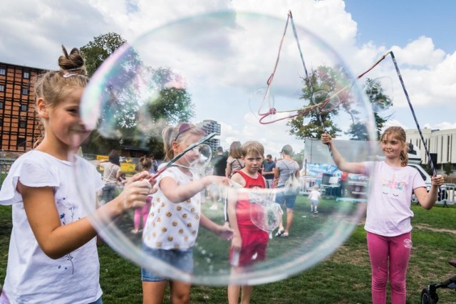 To była znakomita zabawa dla najmłodszych bydgoszczan. W sobotę na Wyspie Młyńskiej zorganizowany został „Bubble Day”, czyli dzień baniek mydlanych. Podczas imprezy odbywały się pokazy ogromnych baniek, zabawy z animatorami oraz liczne konkursy z nagrodami.