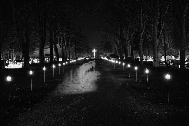 Międzychodzki cmentarz nocą