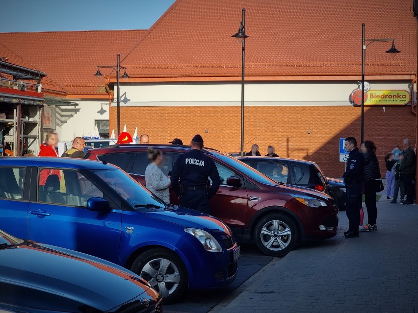 Straż pożarna oraz policja wezwane na parking centrum handlowego przy ul. Kopernika w Pucku - 6 maja 2022