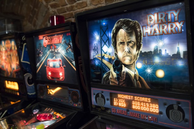 Muzeum Pinballa, ul. Stradomska 15, Kraków

Pinball święcił triumfy gdy komputery jeszcze raczkowały. Teraz ma szansę na swoją drugą młodość, którą przeżyć może także każdy, kto z nostalgią wspomina charakterystyczne automaty. Wszystko za sprawą Muzeum Pinballa, które na dobre zagościło w Krakowie!