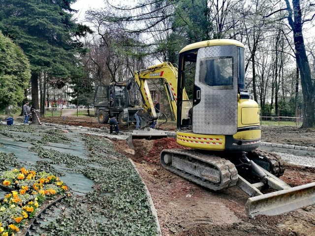 Park Zdrojowy w Jastrzębiu: praca wre na placu pomiędzy Domem Zdrojowym a Galerią Historii Miasta