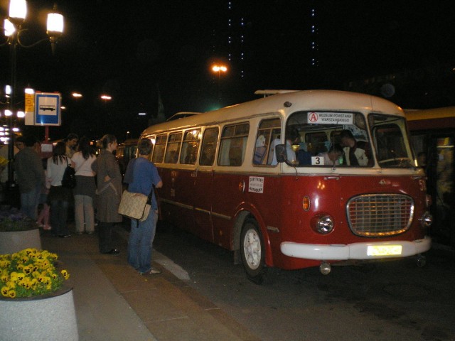 Autobus dowożący warszawiaków do wybranych muzeów.