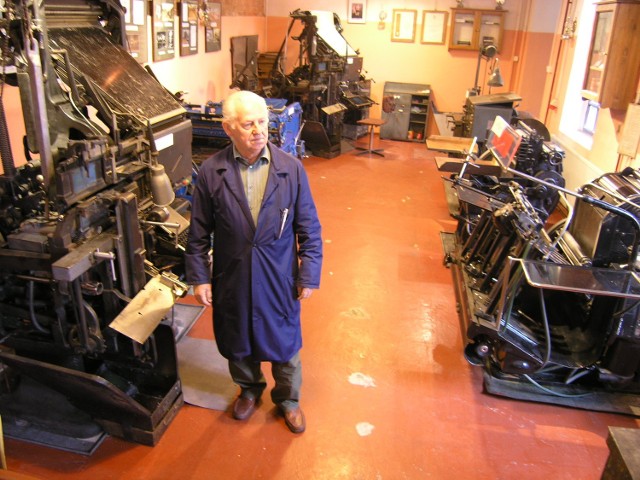 Karol Franek pośród maszyn drukarskich we wnętrzach cieszyńskiego muzeum