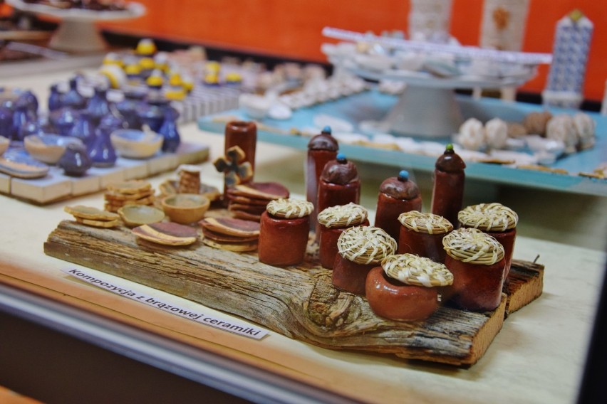 Magiczny świat miniatur nadal w Sieradzu. Wystawa Marty Szyfer-Dopadlik w Bibliotece Pedagogicznej