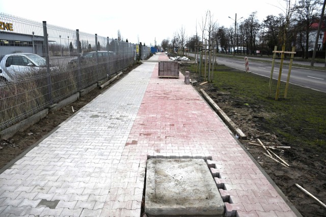 Kończy się budowa chodnika i ścieżki rowerowej wzdłuż ul. Żelaznej w Piotrkowie