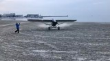 Samolot wylądował na plaży w Gdyni 11.06.2018. Lądowanie zaskoczyło spacerowiczów [zdjęcia, wideo]