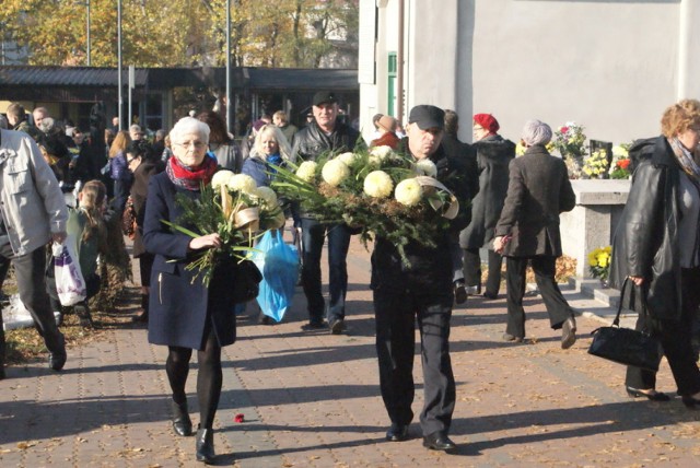 1 listopada na cmentarzu przy ul. 11 Listopada. Tłumy ludzi, auta na chodnikach