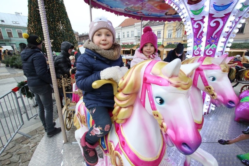 Jarmark bożonarodzeniowy na Rynku w Kielcach. Zabawa dla dzieci na karuzeli i smakołyki na straganach