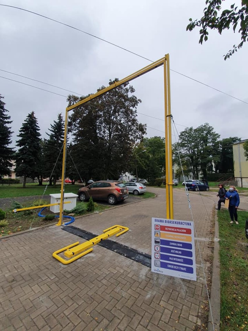 Brama bioasekuracyjna dla karetek stanęła przy Tomaszowskim Centrum Zdrowia [ZDJĘCIA]