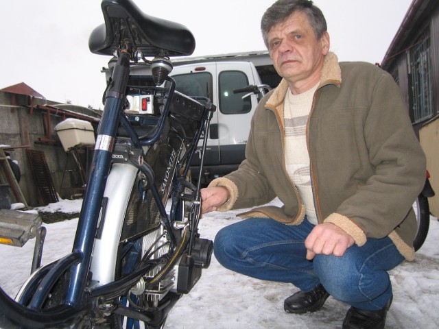 Andrzej Bareła ze Strzałkowa ze swym rowerem z napędem spalinowym