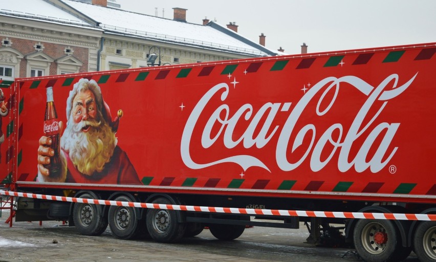 Nowy Sącz. Ciężarowka Coca Coli przyjechała na rynek. Trwają przygotowania do otwarcia[ZDJĘCIA]