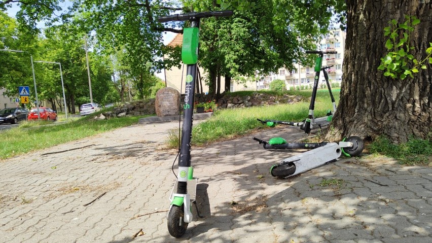 Inowrocław. Problemy z użytkownikami hulajnóg. Niewłaściwie parkują elektryczne jednoślady i jeżdżą za szybko