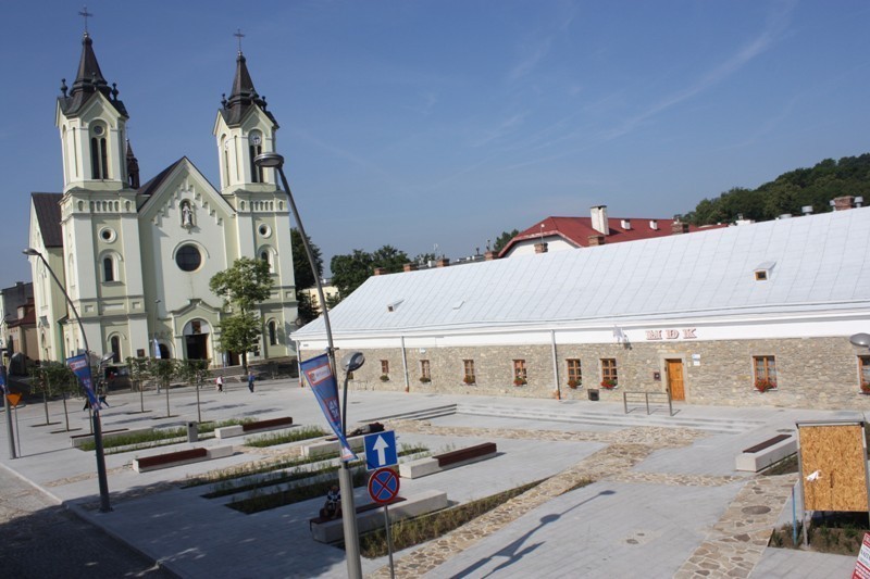 Plac św. Michała i parking wielopoziomowy w Sanoku [ZDJĘCIA]