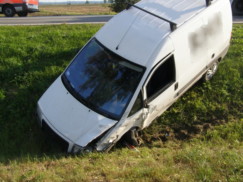 Wypadek koło Gnojewa z udziałem trzech samochodów. Jedna osoba ranna