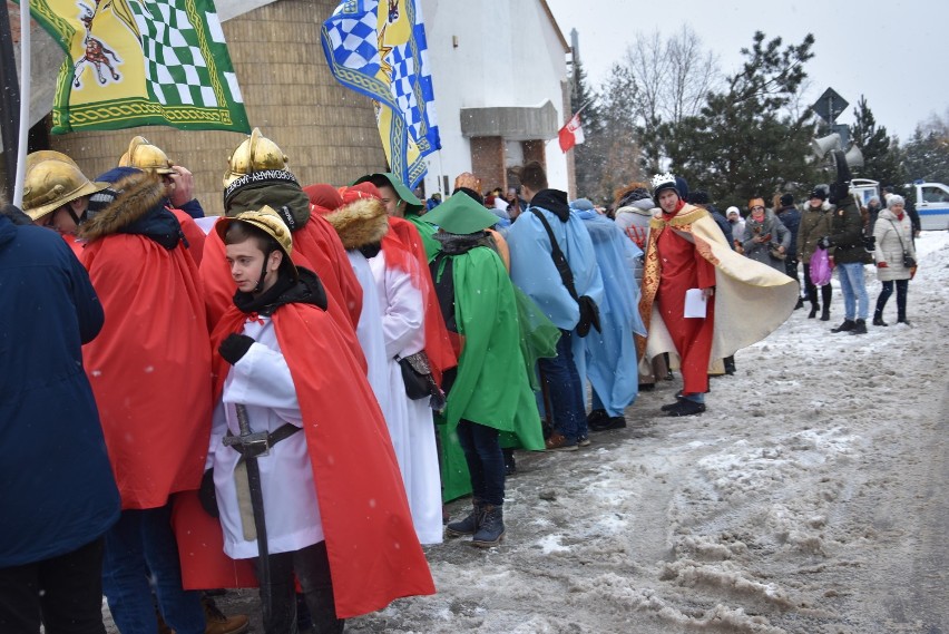 Myszków: Orszak Trzech Króli 2019 wyruszył z parafii św. św. Piotra i Pawła [ZDJĘCIA]