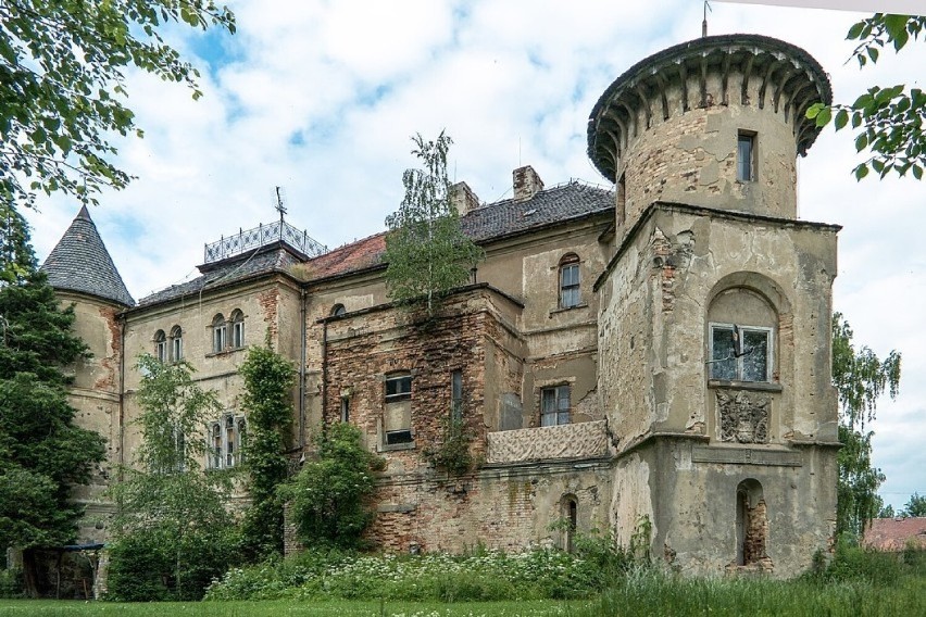 Niszczejący pałac w Łomnicy