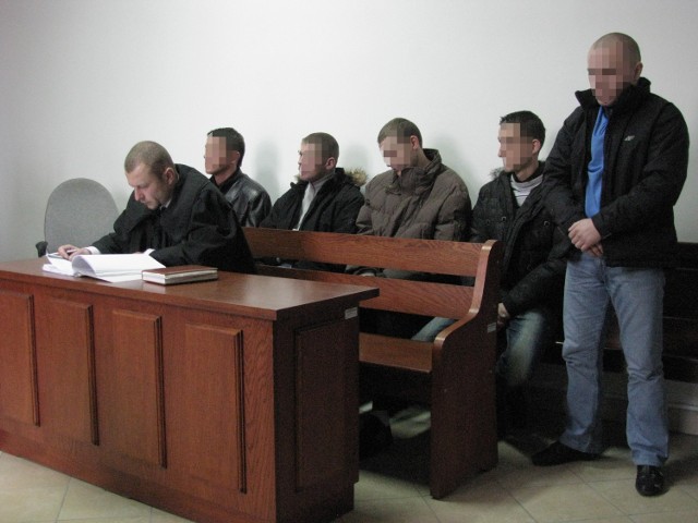 Oskarżeni piłkarze podczas rozprawy
