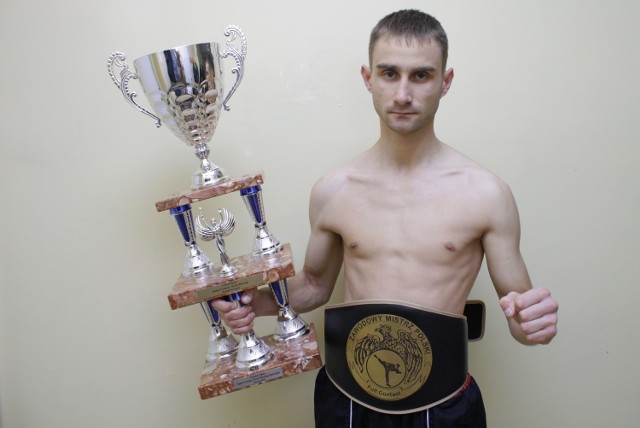 Rafał Karcz z zawodowym pasem Mistrza Polski w wadze do 54 kg