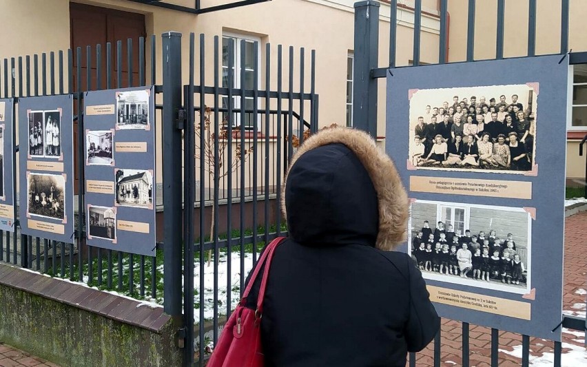 Rodzinne fotografie mieszkańców Sokółki zawisły na ogrodzeniu. Nietypowa wystawa w centrum miasta 