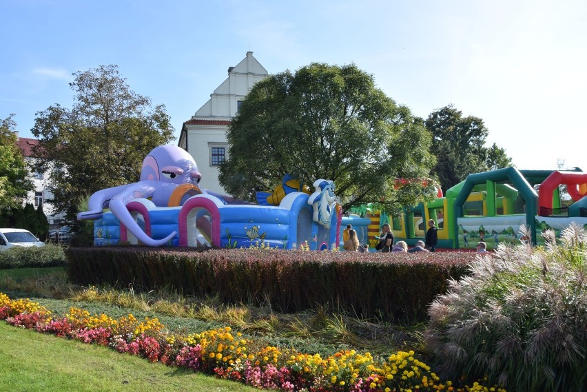 Wielki dmuchany plac zabaw przy wieluńskim muzeum FOTO