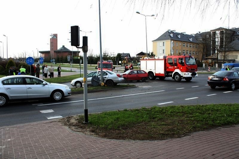 Chojnice:Trzy osoby w szpitalu po zderzeniu osobówek na skrzyżowaniu Kościerskiej i Obrońców Chojnic