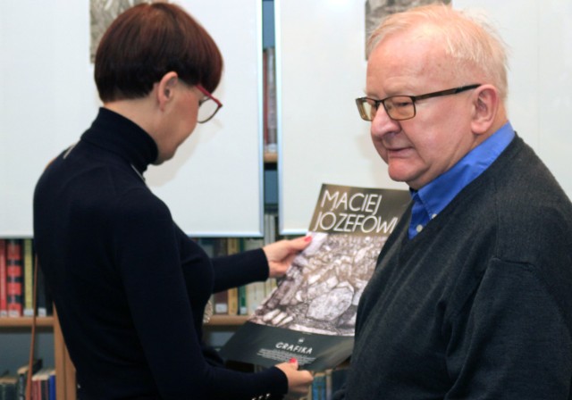 Przez dwa tygodnie w filii nr 13 biblioteki przy Mikołaja z Ryńska w Grudziądzu podziwiać możemy grafiki Macieja Józefowicza - grudziądzanina z urodzenia i wyboru. Tworzy grafikę głównie wklęsłodrukową: akwaforty, akwatinty, czasem suchą igłę czy miękki werniks. Od 1995 roku członek Związku Polskich Artystów Plastyków okręg toruński. Przez prawie trzydzieści lat był instruktorem grafiki w Wojewódzkim Ośrodku Animacji Kultury w Toruniu.