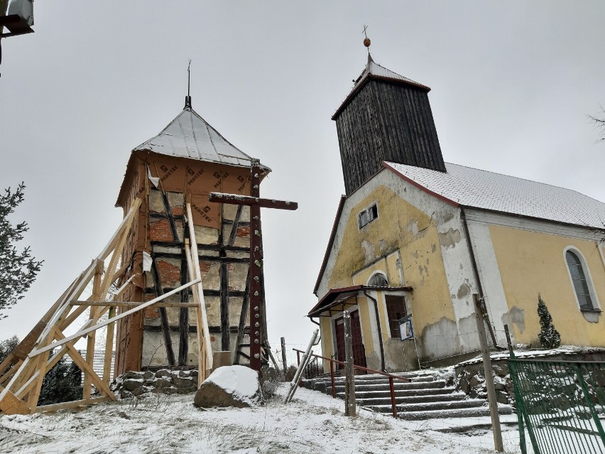 Obecne prace przy dzwonnicy kościoła w Wierzchowie