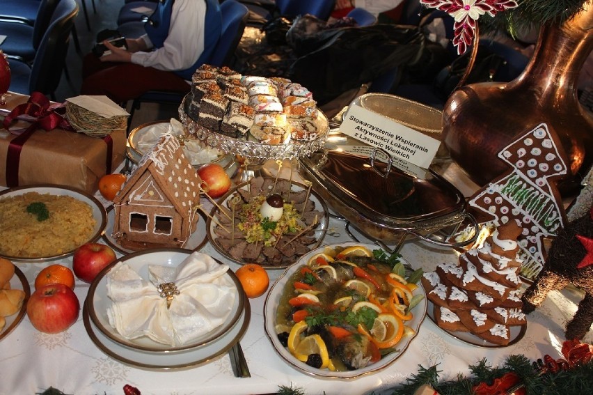 Pomorski Stół Bożonarodzeniowy w Starym Polu [ZDJĘCIA]. Smaczne potrawy i kolędowanie