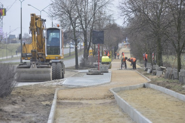 Dobrze idą prace przy budowie ścieżki rowerowej przy alei Grzecznarowskiego w Radomiu.