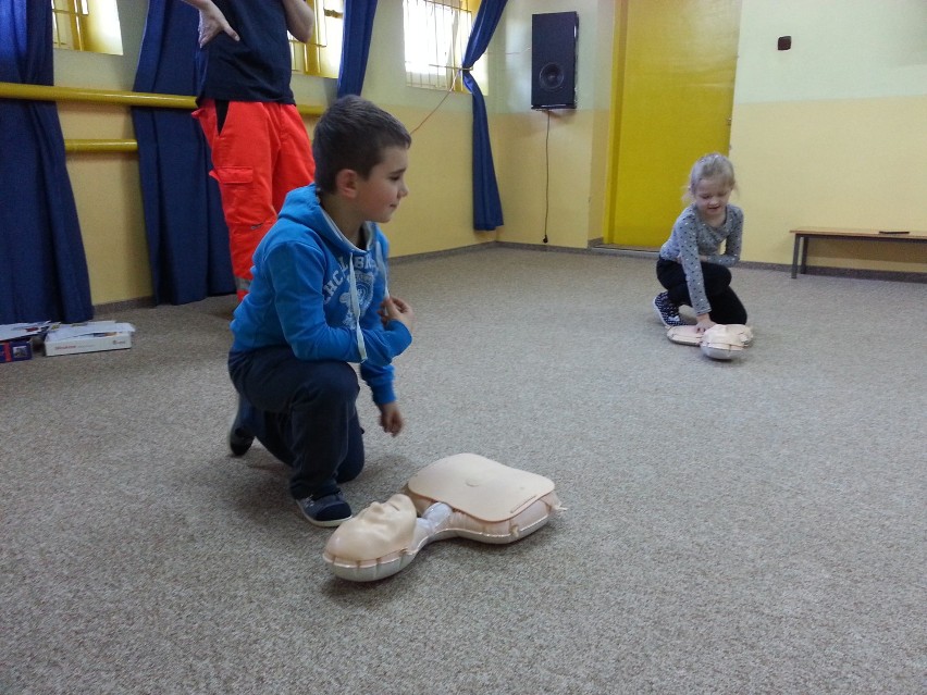 Nauka pierwszej pomocy w sierakowskim przedszkolu