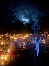 Cmentarz w Bobrownikach nocą. Zdjęcia skłaniają do zadumy