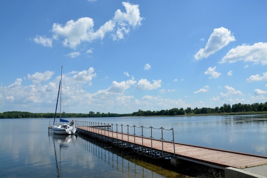 Tak teraz wygląda na plaży przy jeziorze Mochel w Kamieniu....