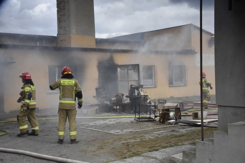Pożar w Myszkowie. Płonęła hala w zakładzie obuwniczym przy Pułaskiego - ZDJĘCIA. Z ogniem walczyło 20 zastępów straży pożarnej