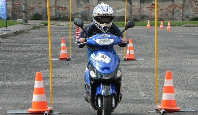 "Wakacje z motorem" to cykliczna impreza, organizowana przez grudziądzką delegaturę Automobilklubu Toruńskiego. Na parkingu przy targowisku miejskim przy ul. Sienkiewicza uczestnicy będą mieli do pokonania trasę z torem przeszkód.

Współzawodnictwo odbywać będzie się w dwóch klasach:
Klasa 1: do 50 ccm
Klasa 2: powyżej 50 ccm

Zapisy ruszą przed imprezą, w niedzielę od godz. 9.30. 

Wpisowe od uczestnika:
do 50 ccm - 20zł
powyżej 50 ccm - 30zł

Obowiązkowa odprawa uczestników, na której podane zostaną wszystkie szczegóły trasy i organizacyjne o 10:45

Start pierwszego uczestnika 11:00