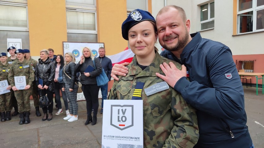 IV LO w Piotrkowie - kadeci z klas mundurowych odebrali...