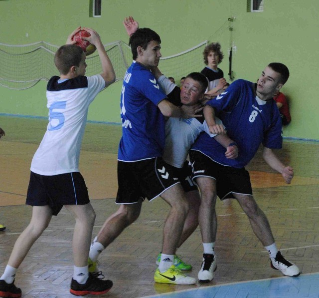 Młodzicy Sambora Tczew (białe koszulki) awans do finałów MP zapewnili sobie w turnieju, którego byli gospodarzami, pokonując m.in. Truso Elbląg (niebieskie).