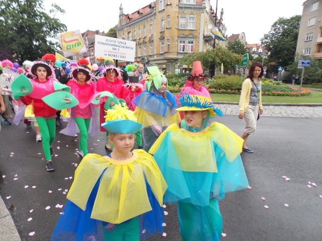 Tak wyglądał korowód, który rozpoczął Święto Solan w 2016 roku. Było wesoło i kolorowo. Byliście tam wtedy? Poszukajcie się na zdjęciach. W galerii mamy mnóstwo fotografii z tamtego czasu >>>>>