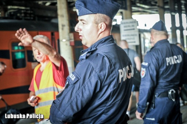 W Kostrzynie policjanci dbają o bezpieczeństwo podróżujących pociągami na Pol'And'Rock