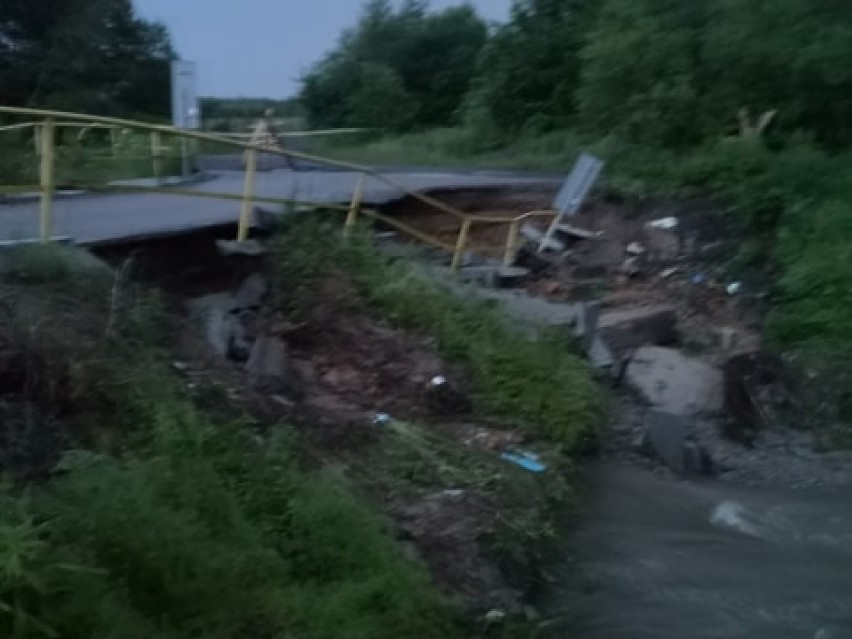 Uszkodzony mostek w Pniakach koło Małobądza