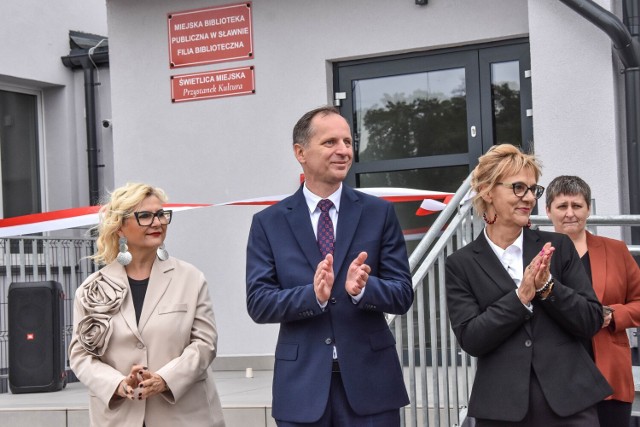 Od lewej: Marzena Łużyńska - przewodnicząca RM Sławno, burmistrz Krzysztof Frankenstein i Hanna Dobak - dyrektor MBP w Sławnie
