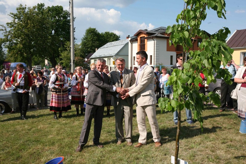 Drzewko "Cisza, ja i czas" zespołu Hey w Puławach