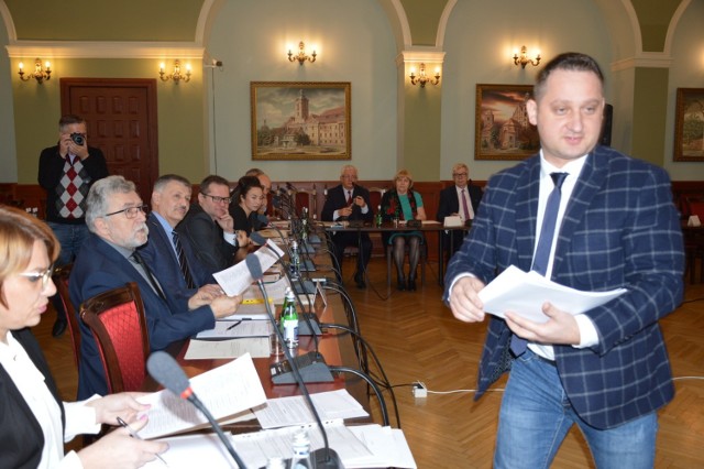 Łukasz Matyjasek w odpowiedzi na propozycję cięć diet, rozdał radnym listę organizacji pozarządowych, które mogą wesprzeć. Wiceprezesem jednego z nich- „Żaranina” jest ojciec radnego.