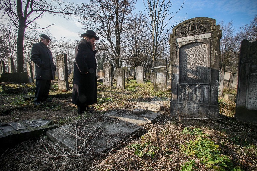 Wandale zniszczyli na cmentarzu żydowskim ponad 20 macew